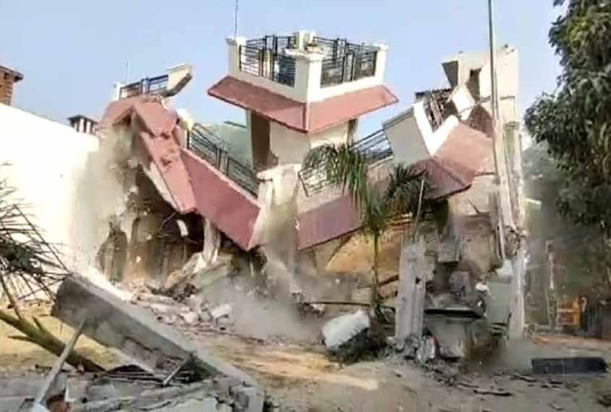 Demolition of house of three vicious miscreants including history Sheeter Chhotan Giri begins in Anantnag in Jhunsi