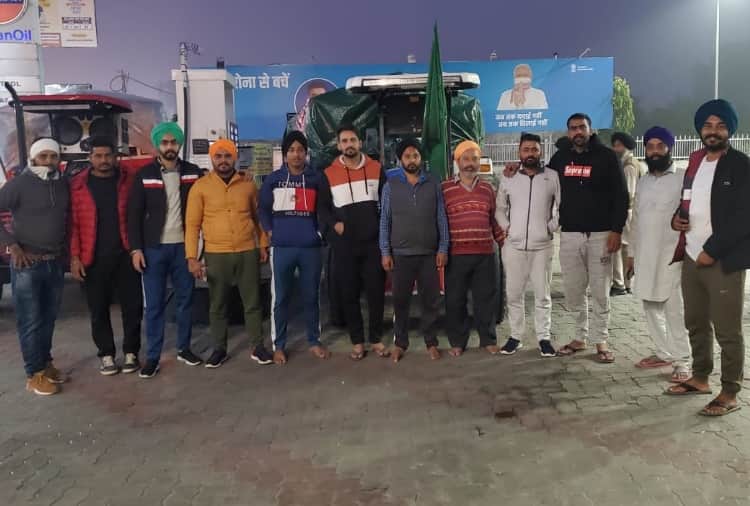 Villagers of Mohali sent Carrot halwa to delhi for farmers 