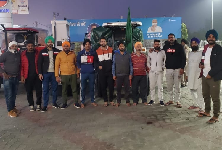 Villagers of Mohali sent Carrot halwa to delhi for farmers 