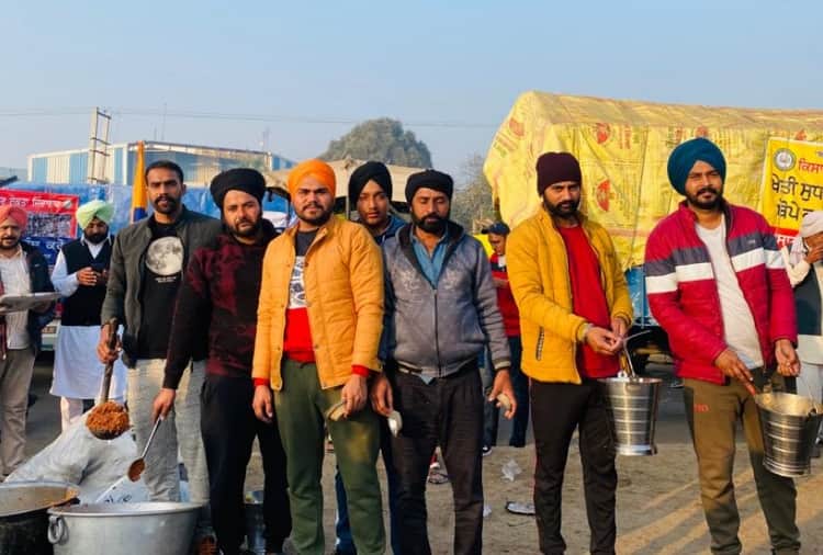 Villagers of Mohali sent Carrot halwa to delhi for farmers 