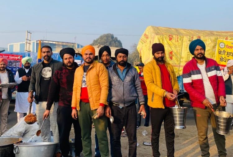 Villagers of Mohali sent Carrot halwa to delhi for farmers 