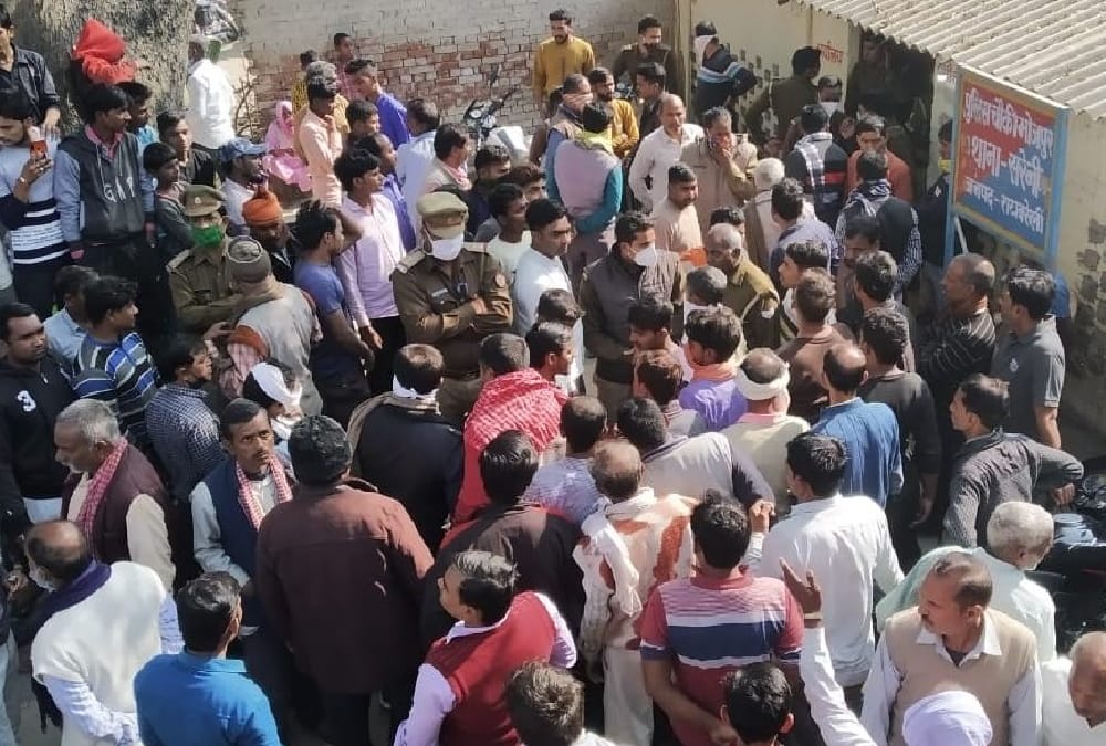 Police beats two men ruthlessly in Sareni Thana Kshetra in raebareli.