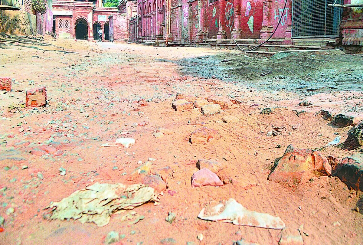 Pathholes on the road at SN Medical College Agra