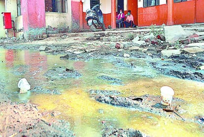 Pathholes on the road at SN Medical College Agra