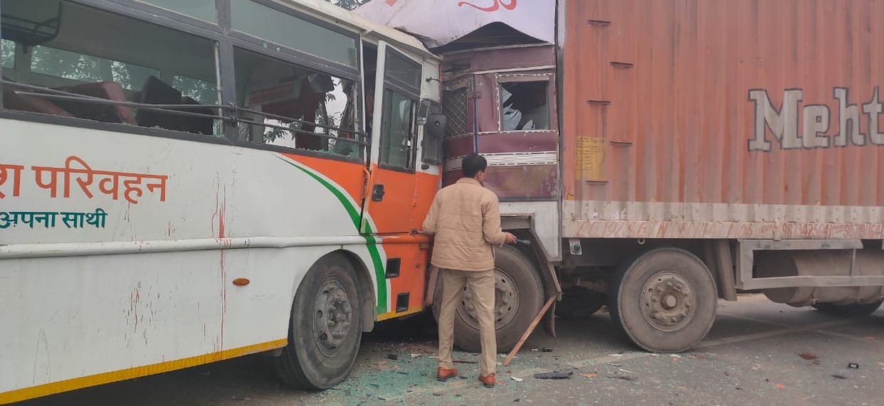 Roadways bus collided with container in Mirzapur in fog passenger injured
