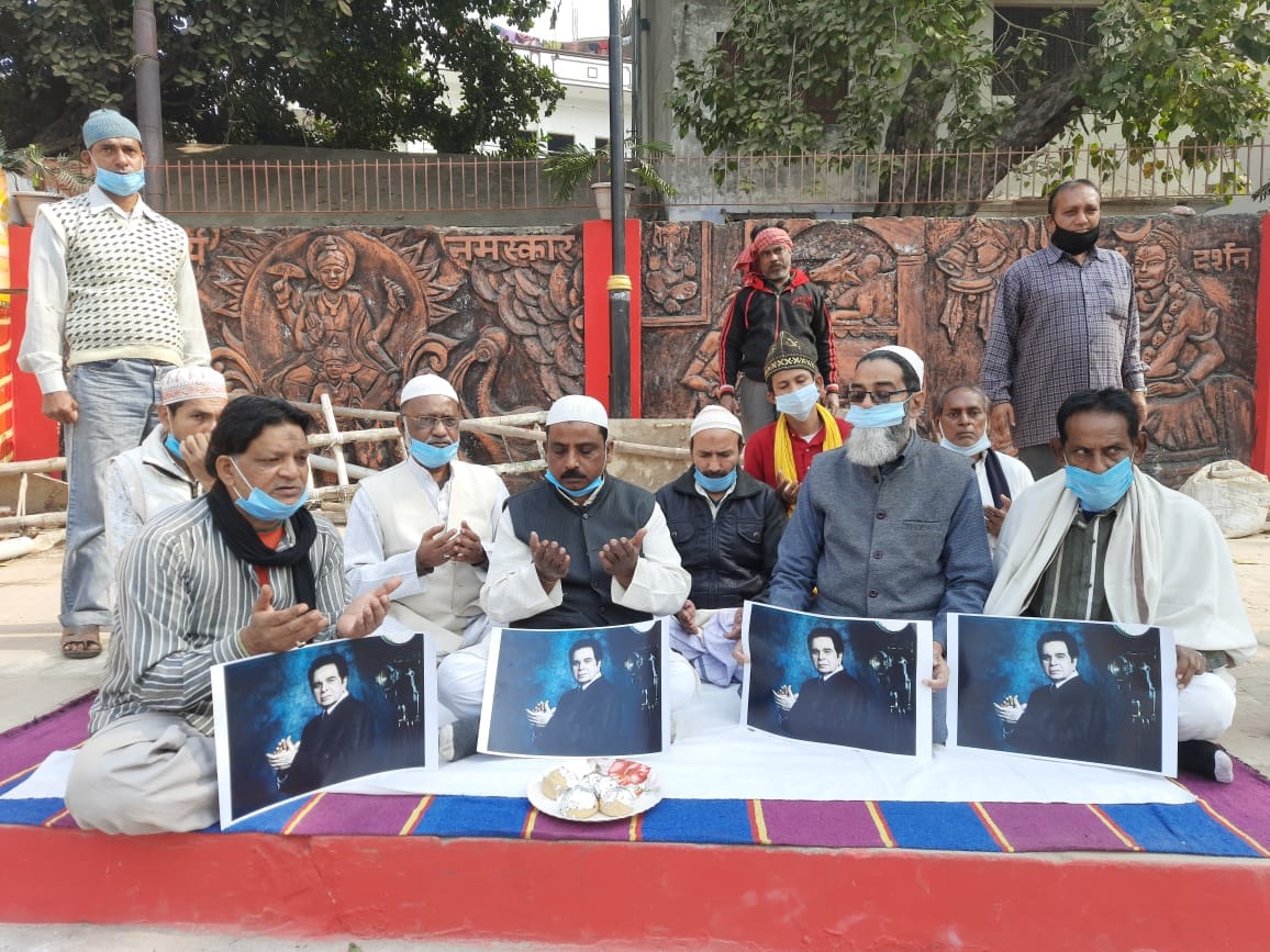 Tragedy King Dilip Kumar's birthday celebrated by feeding fish in Kashi