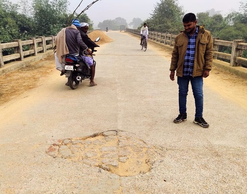 The bridge was dilapidated even before the inauguration, traveling at risk