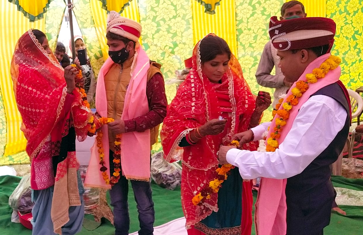 26 couples got married en masse