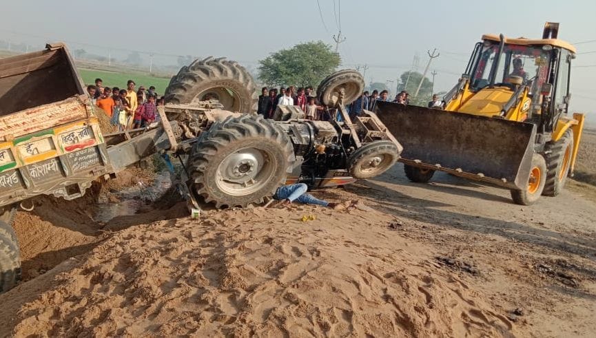 Driver dies due to overturning tractor overload