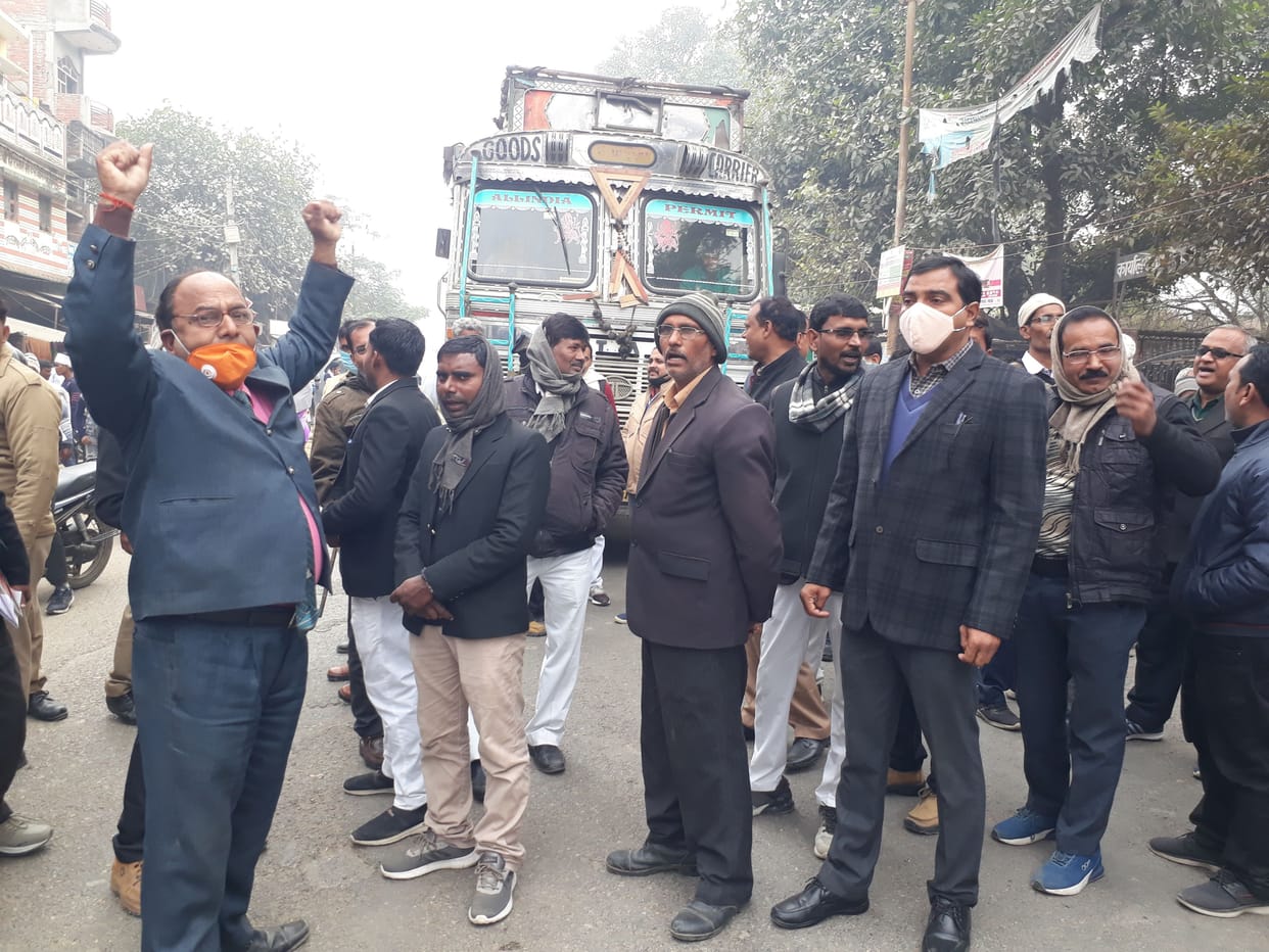 Demand for action on SDM, lawyers jammed the highway