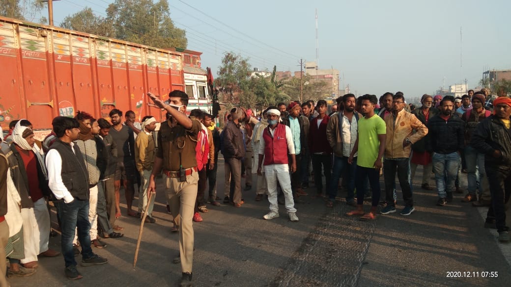 Road accident in Sonbhadra death of a laborer who was crushed by a truck and killed