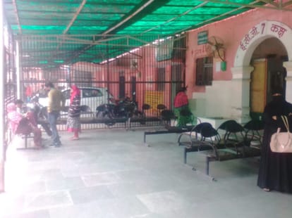 मथुरा। जिला अस्पताल में मरीजों की बहुत कम संख्या।
