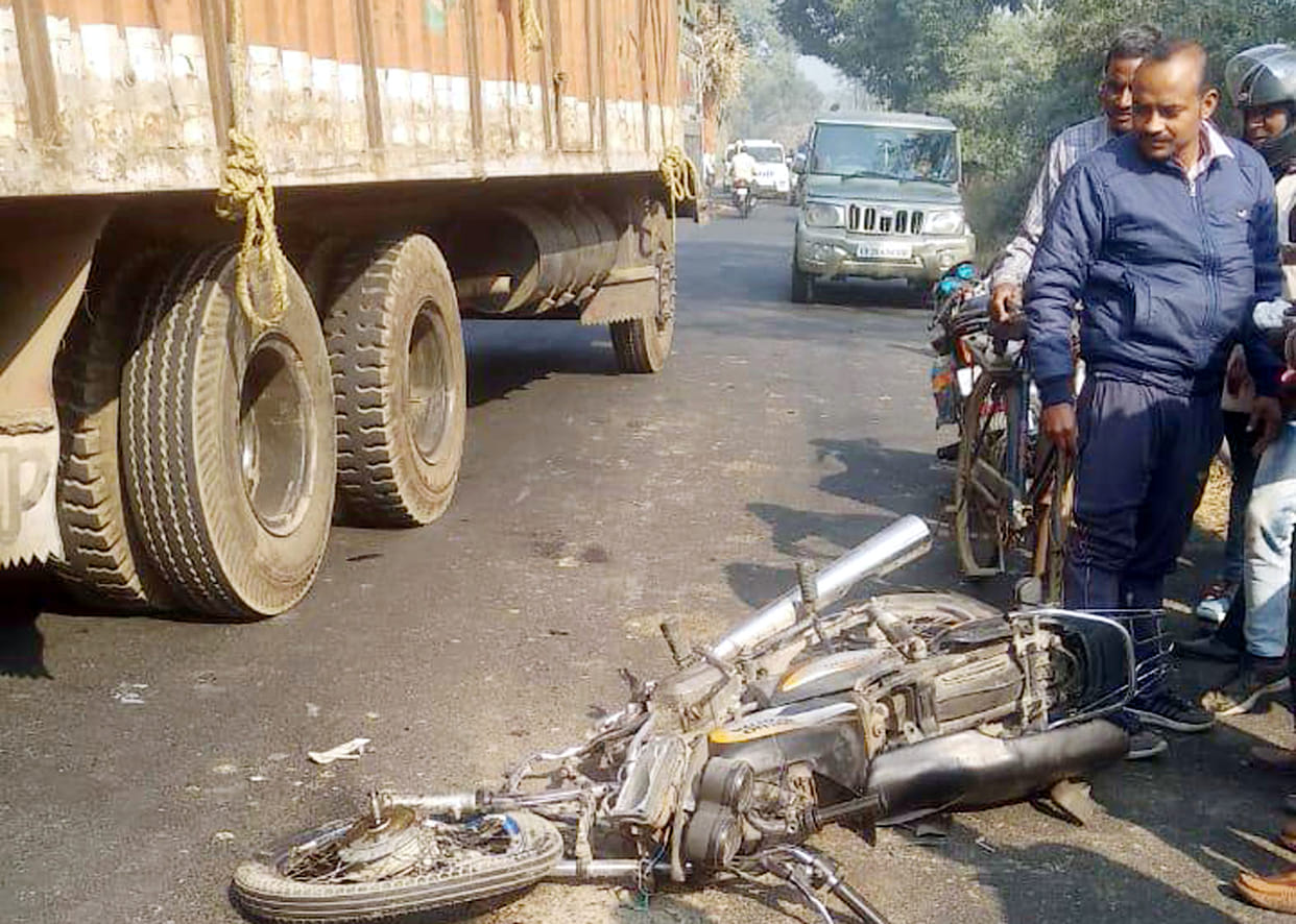 Motocyclist died after hitting a truck