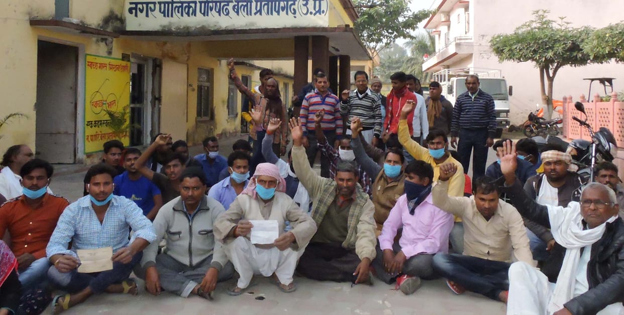 JCB thunders to remove encroachment, track shoppers encircle protest