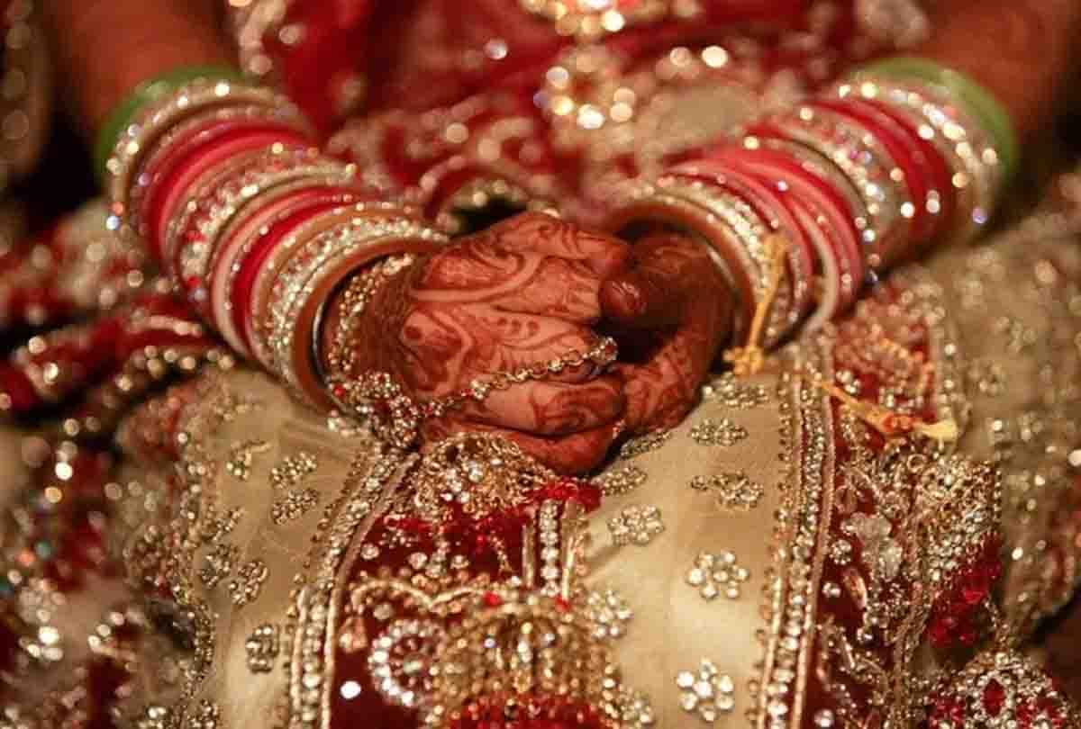 The bridegroom started doing strange acts on the stage, the bride said she has low intelligence, I will not marry