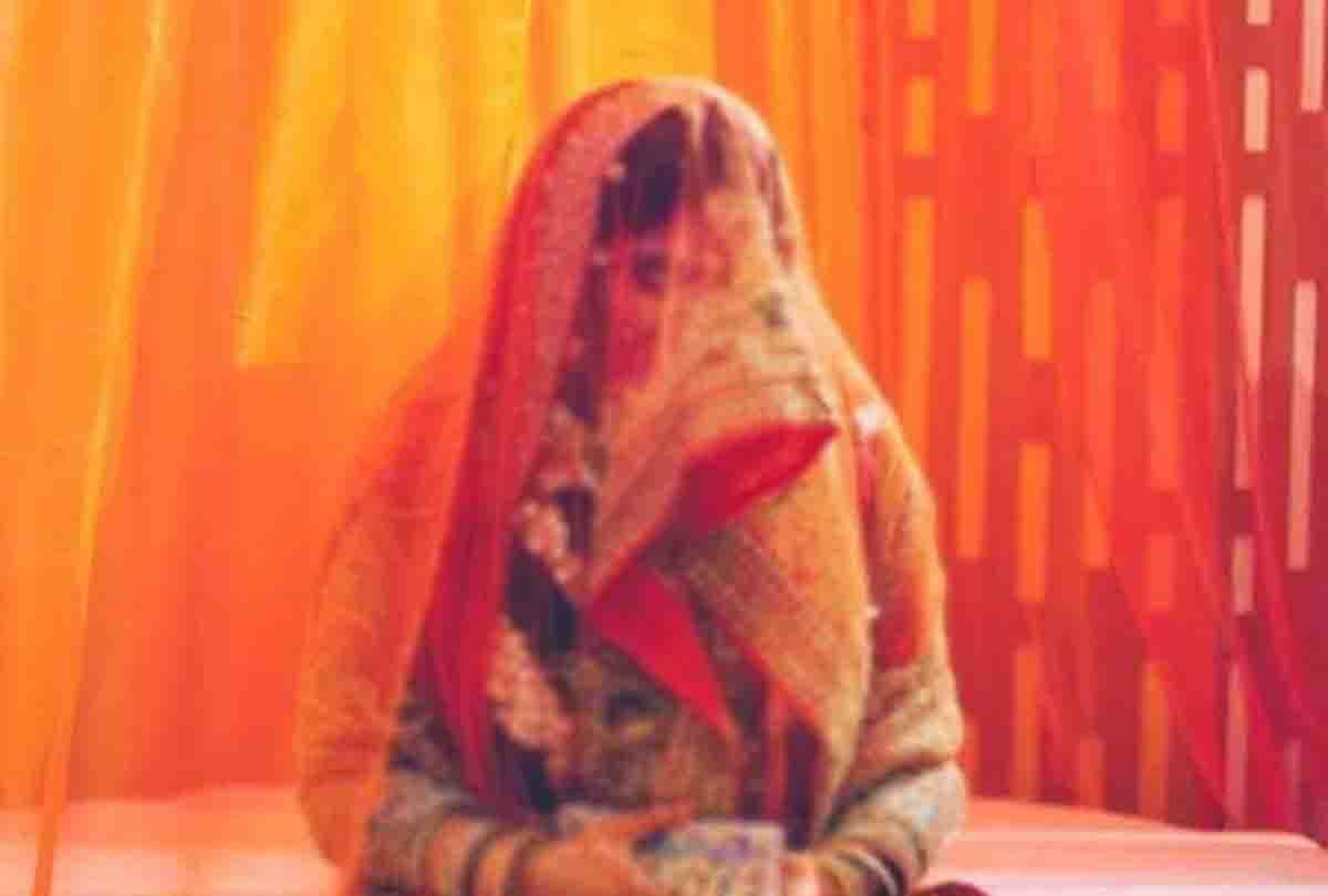 The bridegroom started doing strange acts on the stage, the bride said she has low intelligence, I will not marry