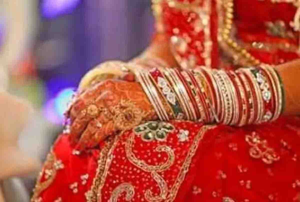 The bridegroom started doing strange acts on the stage, the bride said she has low intelligence, I will not marry