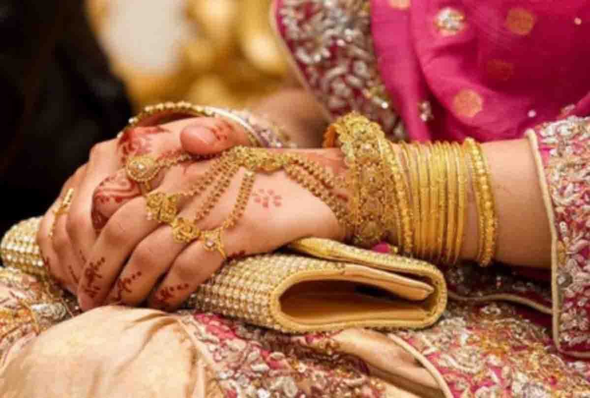 The bridegroom started doing strange acts on the stage, the bride said she has low intelligence, I will not marry