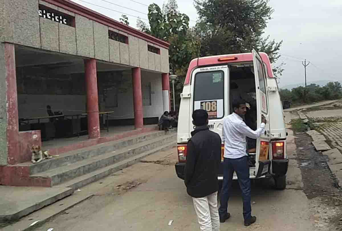 Two ambulance workers sacked for taking bribe in Bhadohi