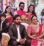 शामली : बाबरी क्षेत्र के गांव हाथी करौदा में शादी समारोह में वर-वधू के साथ पूर्व क्रिकेटर सुरेश रै?