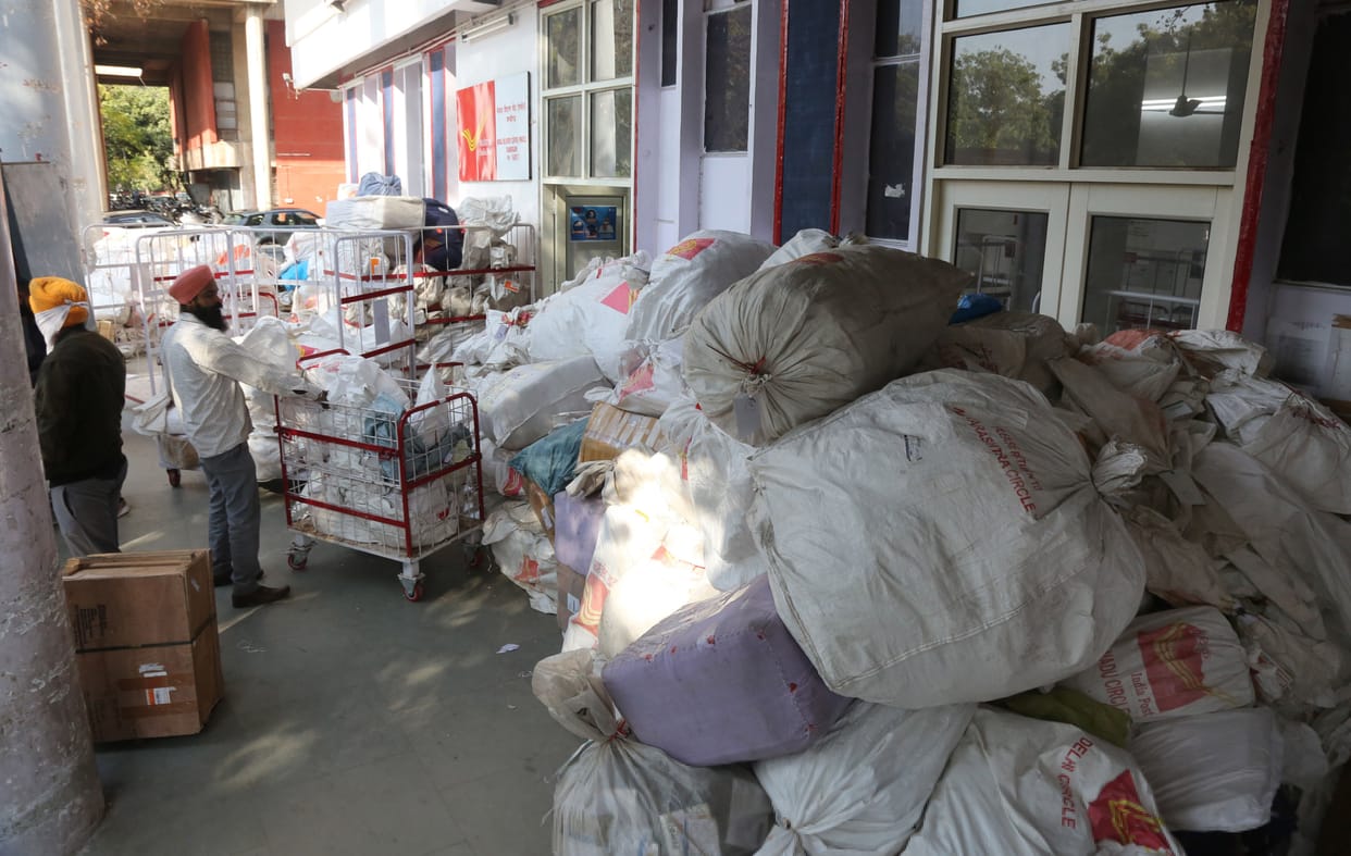The postal and parcel of Ghaziabad and Delhi dump due to peasant movement
