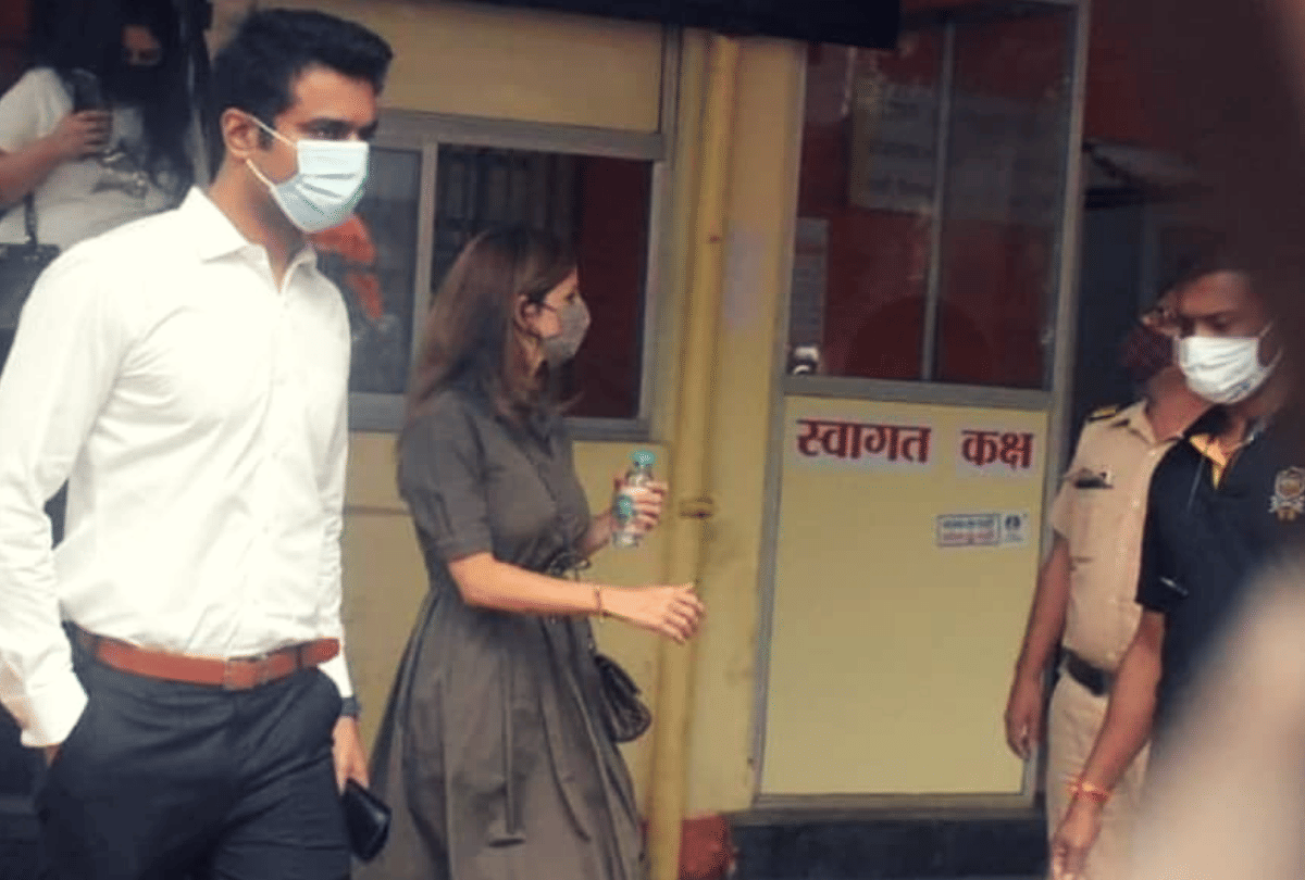 Hrithik Roshans Ex Wife Sussanne Khan spotted at Bandra Police Station Mumbai