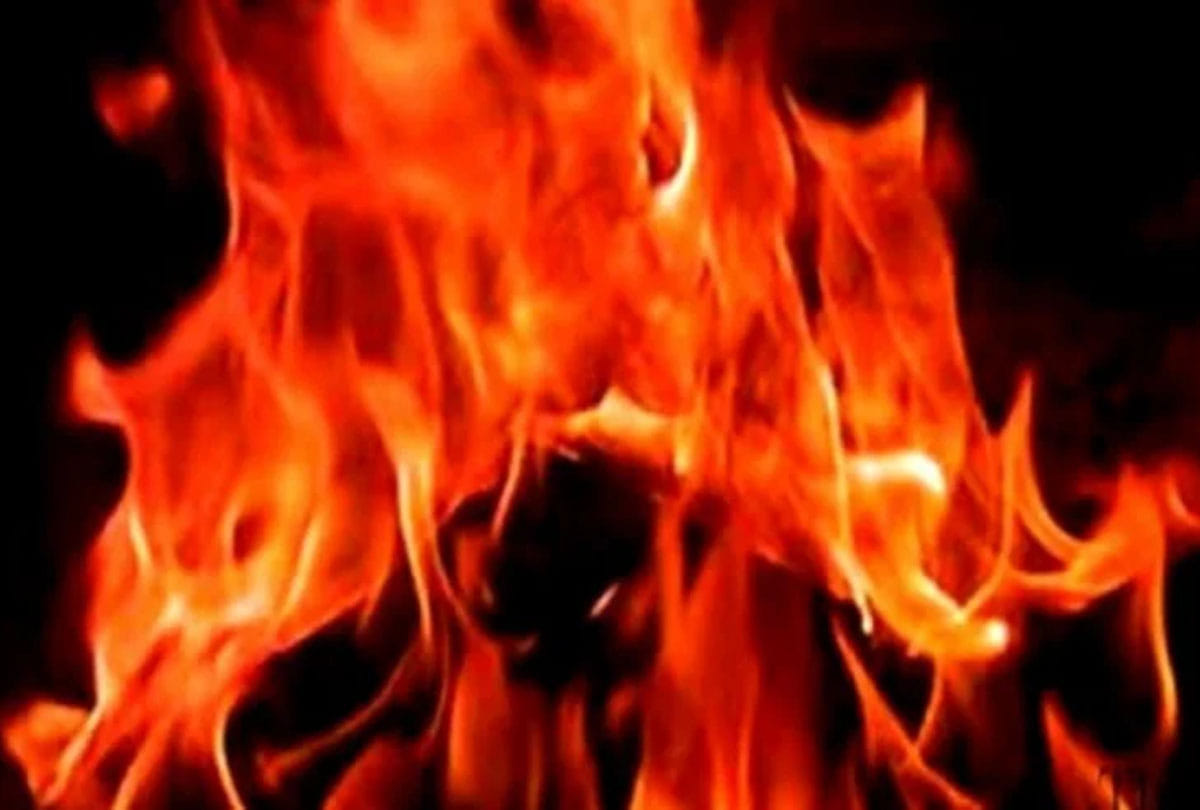 Fire from gas cylinder leak, scorched 15