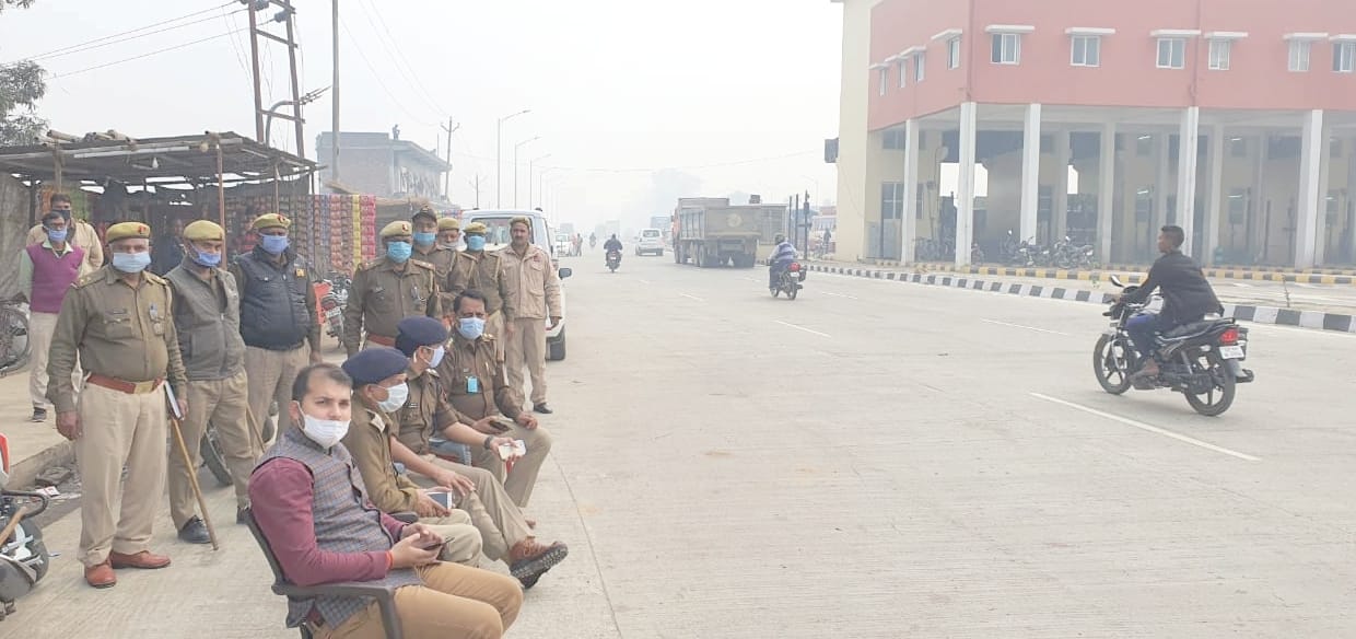 Movement on toll plaza ineffective, vehicles passed