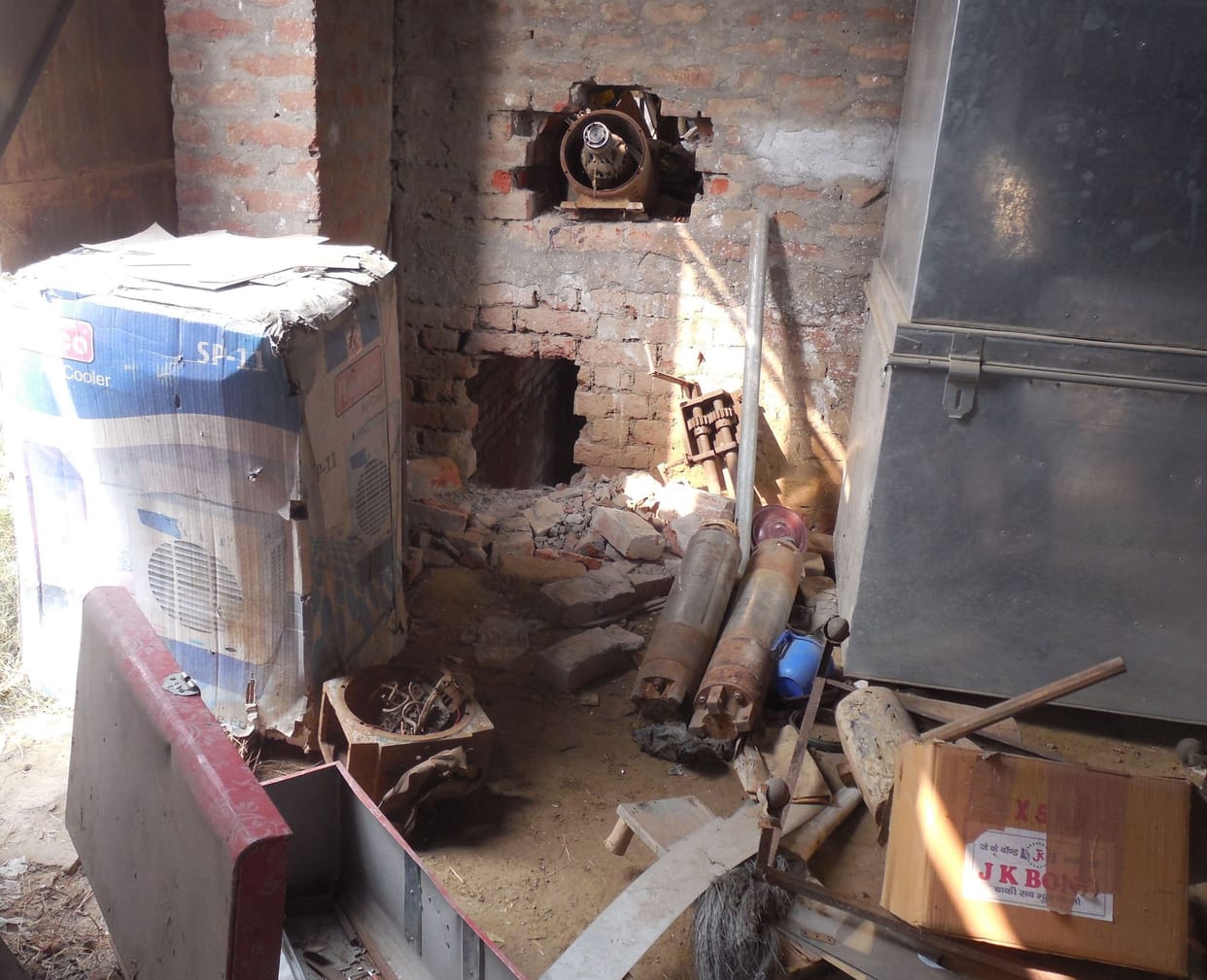 Goods stolen from two shops by making a dent
