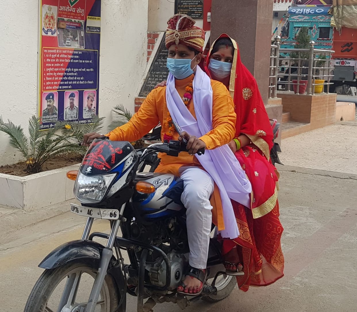 The bride and groom reached the Kotwali after getting married in the temple