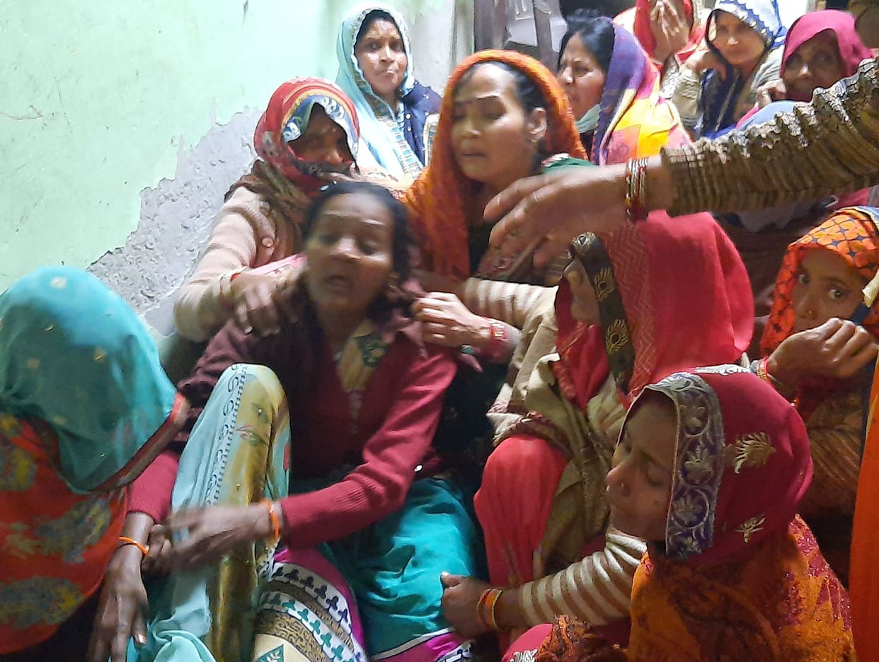Went to attend the wedding wearing new clothes, mother was shivering in shroud