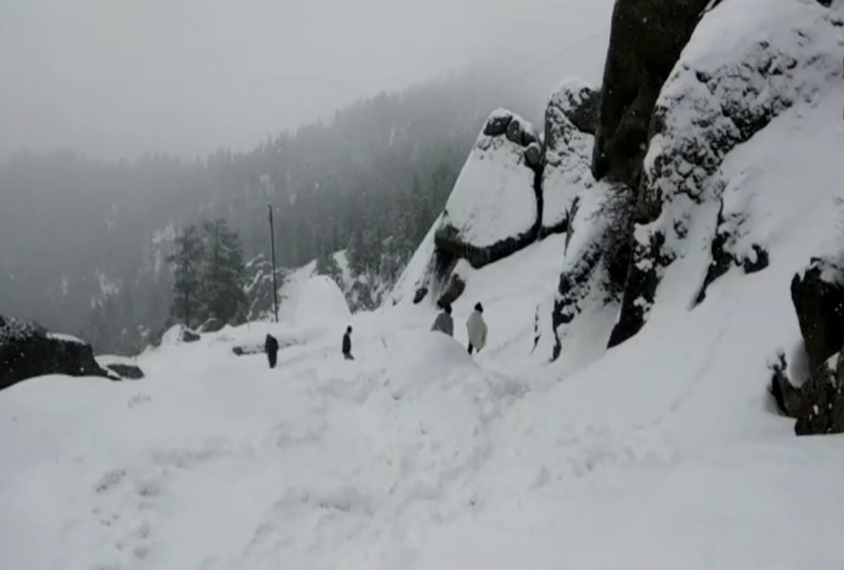 Himachal Snowfall News: heavy snowfall in state, tourists influx in manali, many roads closed