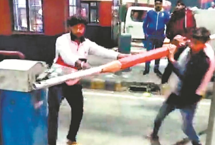 Kisan Andolan: Toll plaza occupied by Farmers in Karnal and Panipat