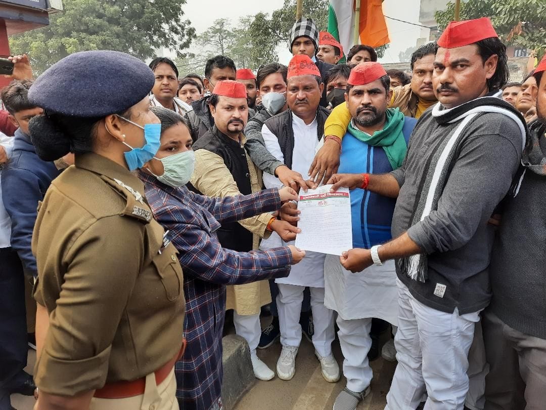 samajwadi party member proteseted in support of kisan