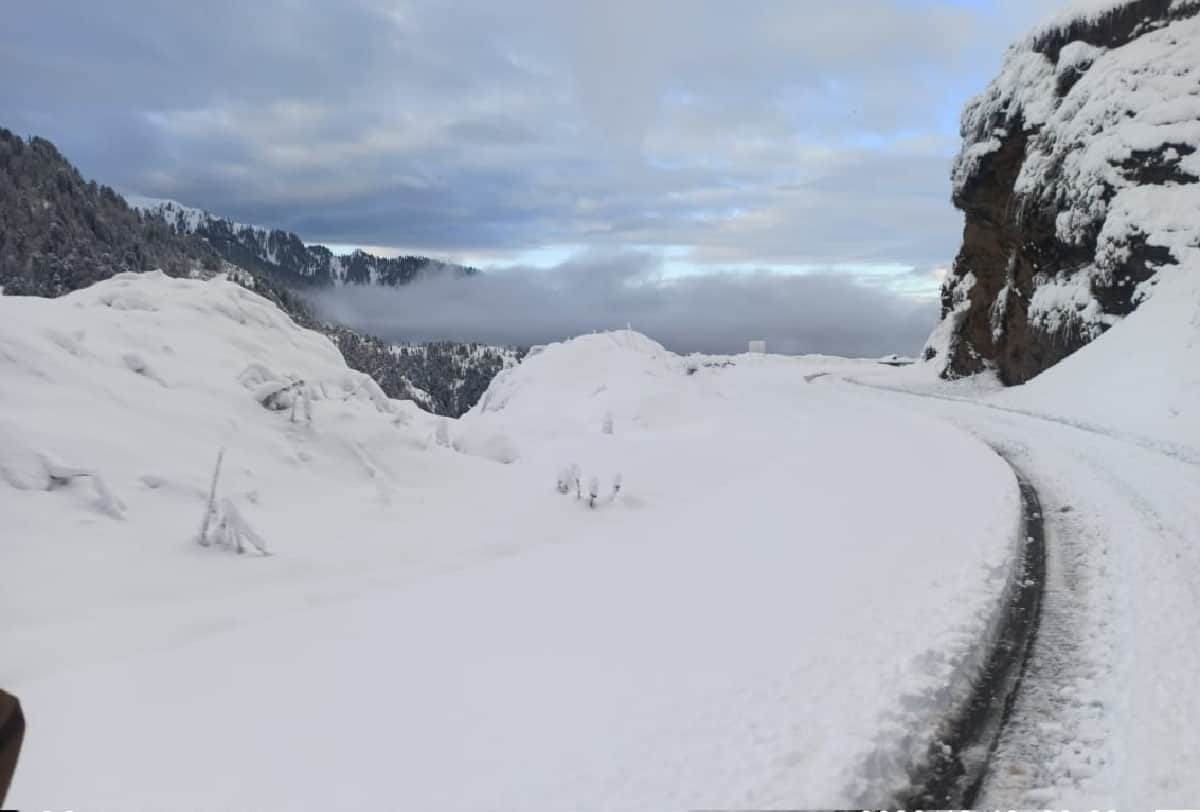 Banihal volunteers as angels for people stranded on Srinagar-Jammu highway