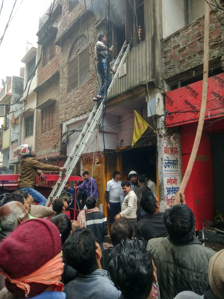 lit hire in cotton shop, 5 injured