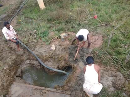 कैप्सन - माताटीला बांध पर  साइफन लाइन में चलता कार्य