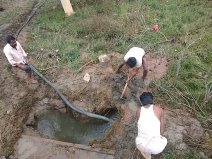 कैप्सन - माताटीला बांध पर  साइफन लाइन में चलता कार्य