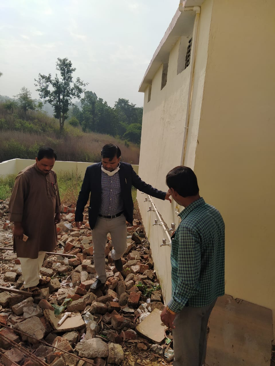 Assistant teacher absent, register missing, salary of four teachers stopped