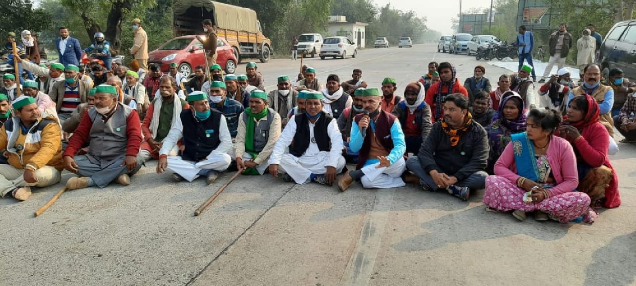 Farmers protest, vehicles leave without paying toll