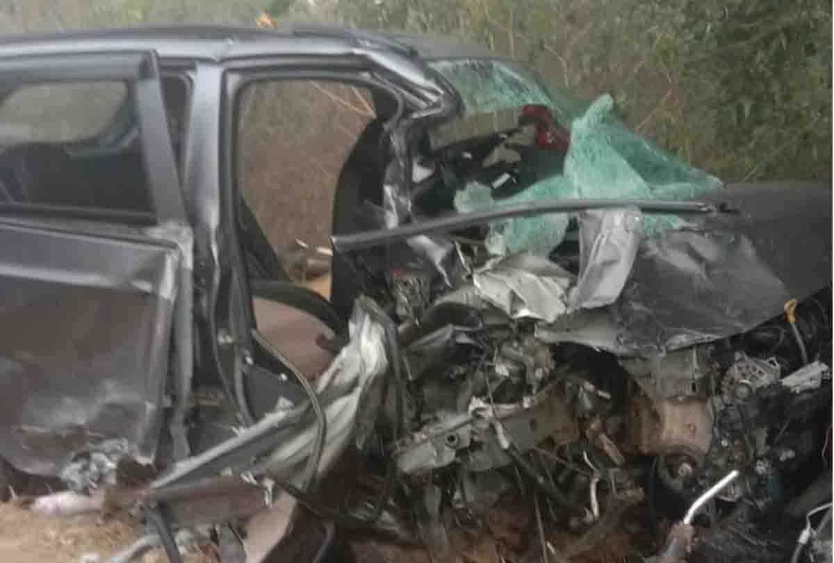 UP: horrific road accident in Unnao, two cars collided face to face, three killed, two injured