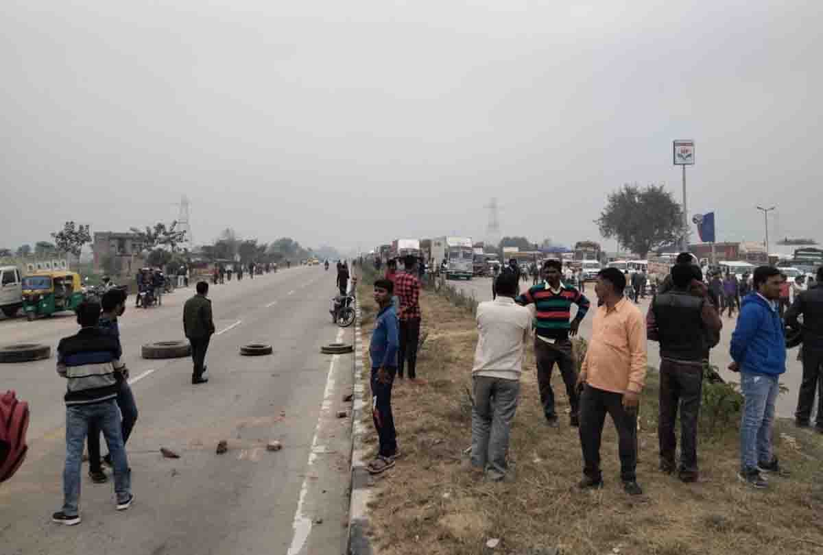 Bike ridden youth dies after being crushed by a container, highway jammed