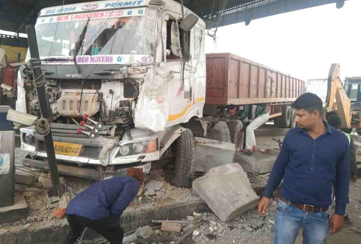 Uncontrollable trailer blew up two booths of Katohan toll plaza, collision in van, four people injured in accident, jamming for three hours