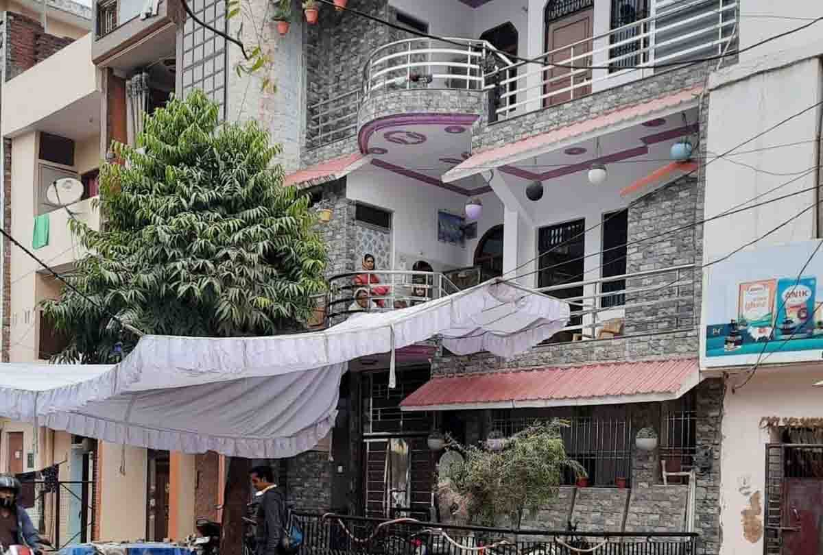 UP: Mother hangs her five-year-old girl