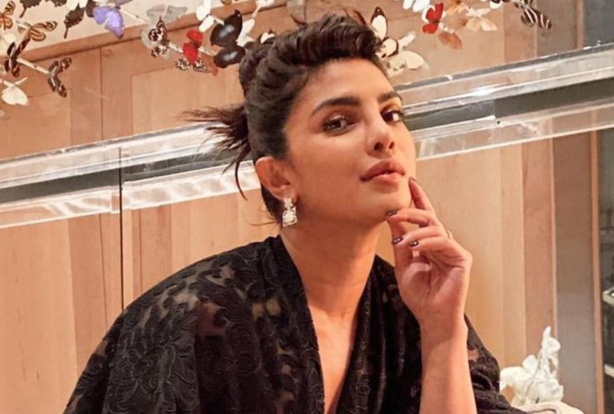 priyanka chopra share a picture on instagram and hrithik roshan comment on this here you know
