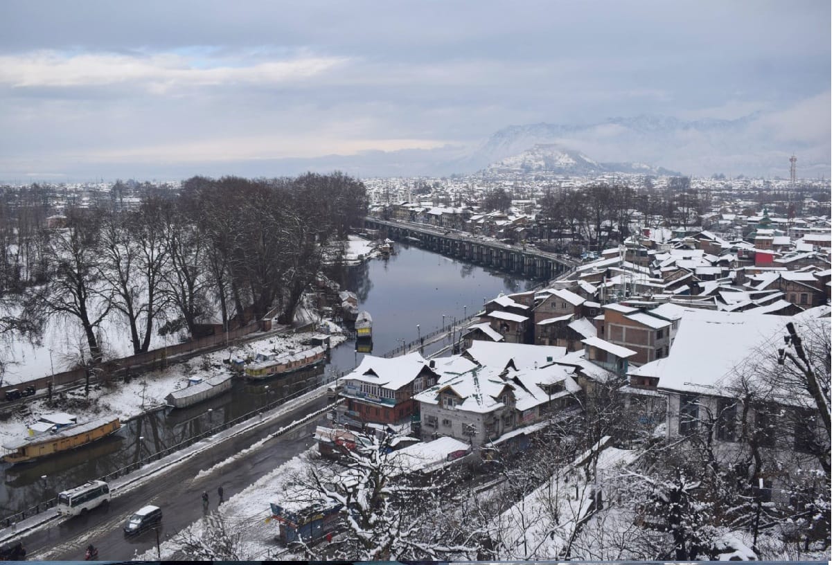 snowfall in srinagar Jammu-Srinagar National Highway closed after overnight snowfall
