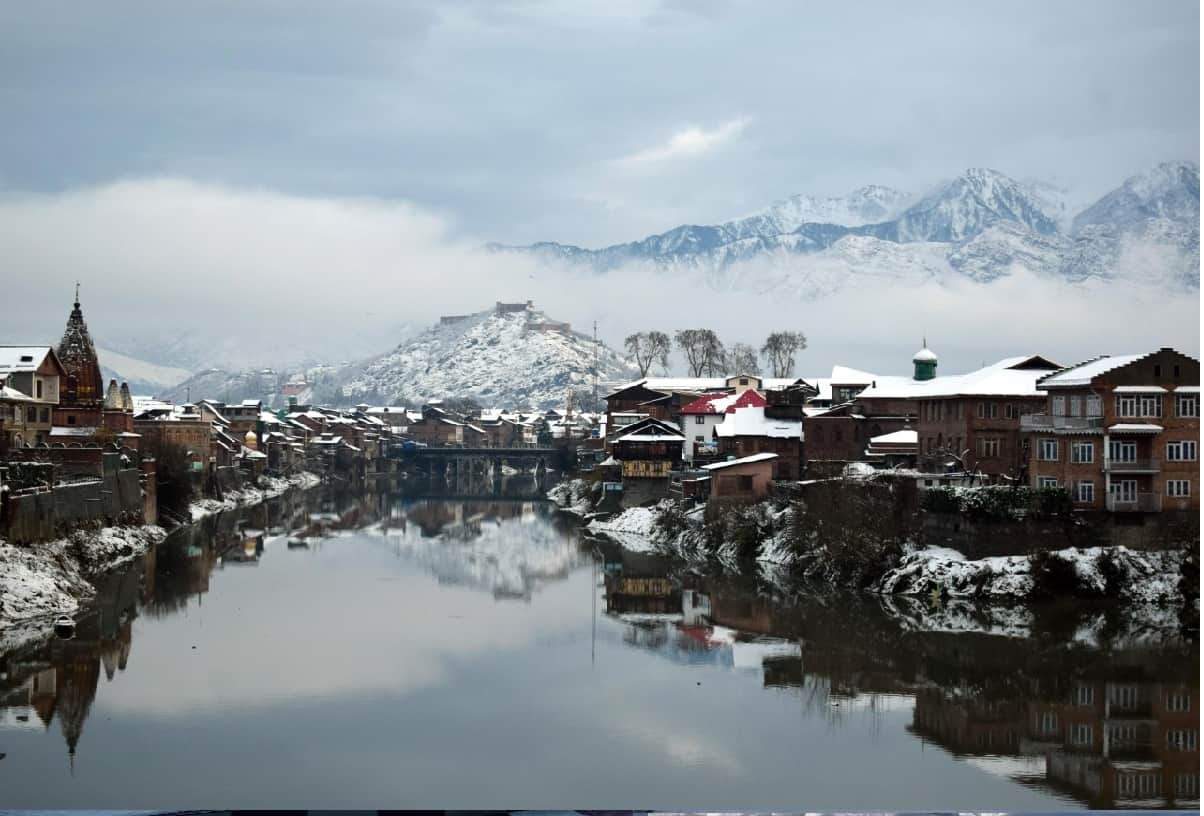 Banihal volunteers as angels for people stranded on Srinagar-Jammu highway