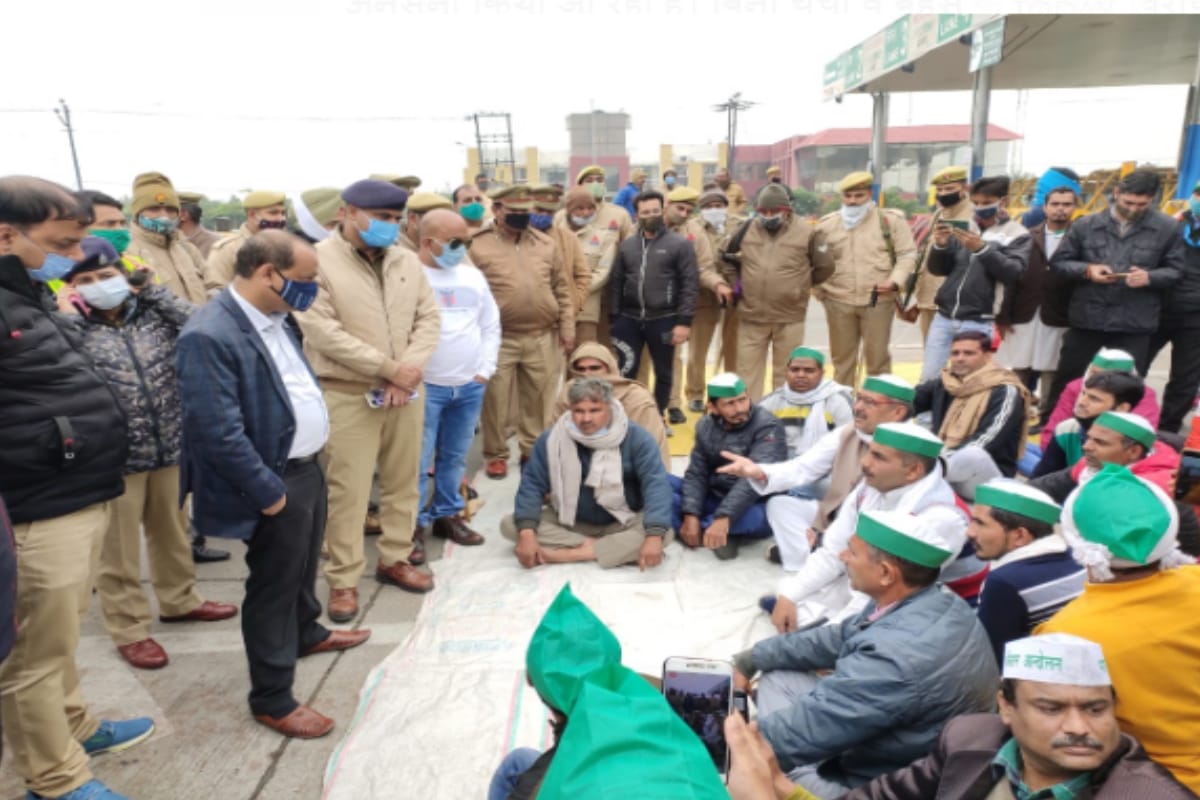 Farmers made toll free in western UP, police arrested Congress workers