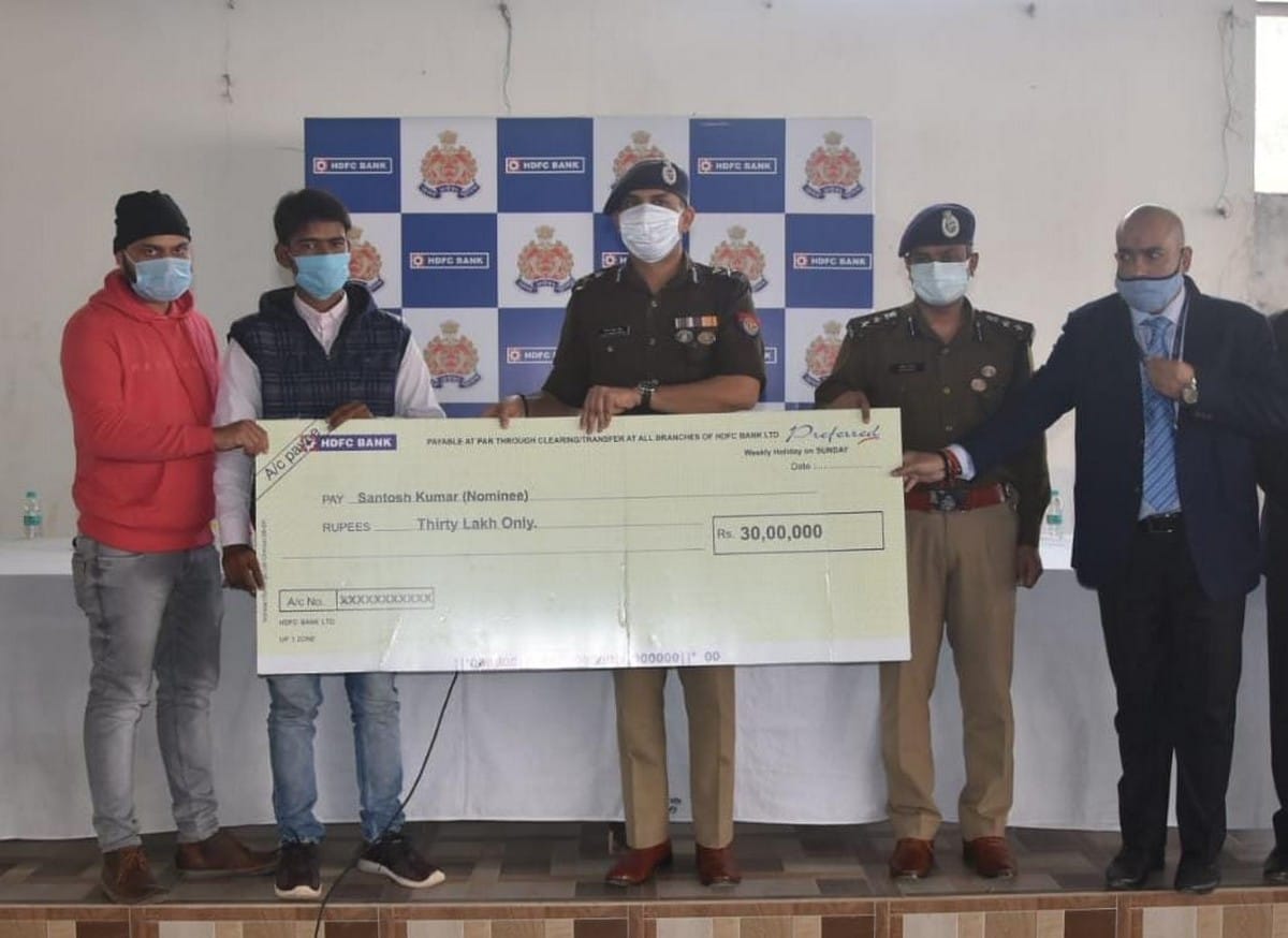 Financial assistance of 30 lakh to family of a constable who lost his life in a road accident in varanasi