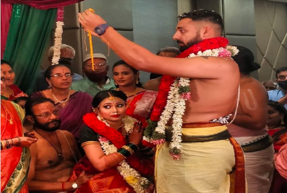 KKR spinner Varun Chakaravarthy ties the knot with girlfriend Neha Khedekar, see video